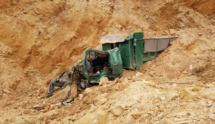 Hà Nội: Sập mỏ đất trái phép, tài xế bị vùi lấp tử vong