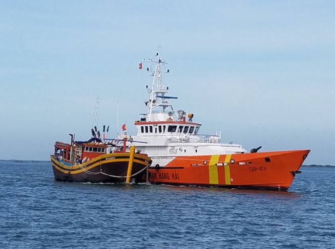 Khẩn trương cứu tàu cá cùng 10 ngư dân bị nạn trên biển