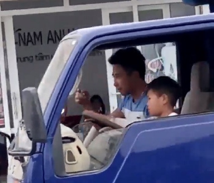Hoảng hồn: Bé trai 10 tuổi lái xe tải chạy bon bon trên đường phố