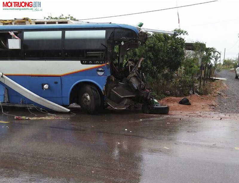Quảng Bình: Xe khách biển Lào gặp tai nạn, 3 người tử vong