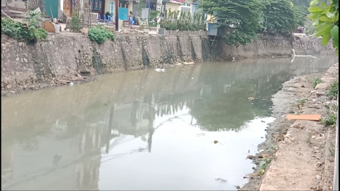 Người dân bức xúc vì Đại học Y Hà Nội xả thải ô nhiễm ra sông Lừ