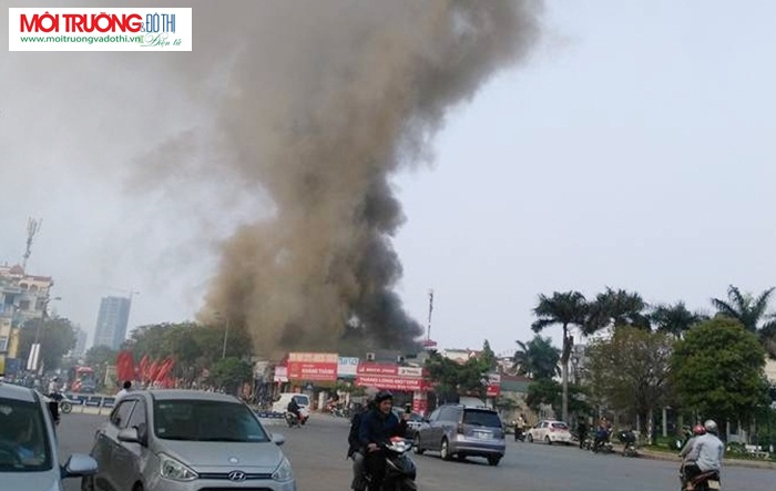 Hà Nội: Cháy lớn tại xưởng sản xuất tôn ở Lạc Long Quân