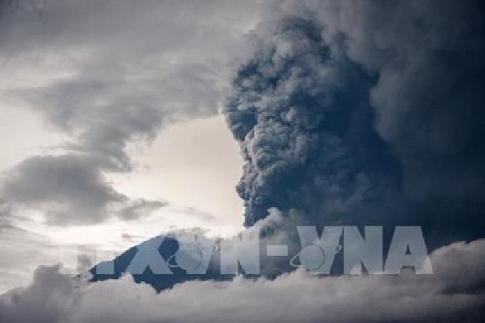 Núi lửa ở Indonesia phun khí độc, 30 người nhập viện