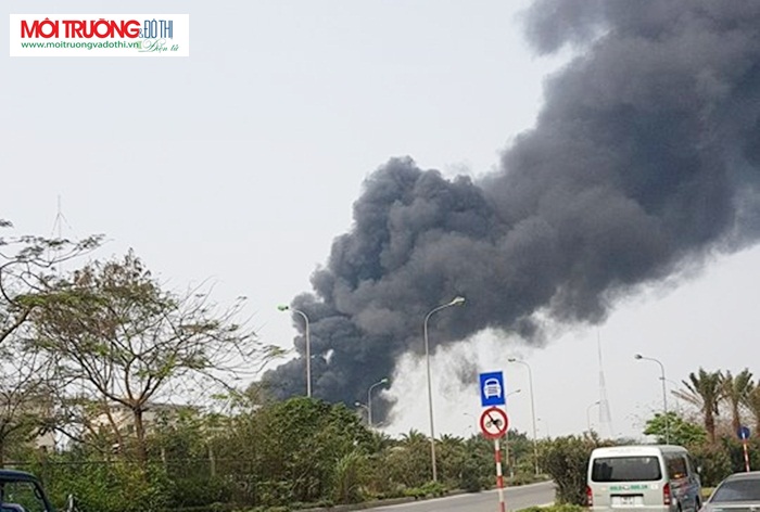 Hà Nội: Cháy lớn trên đường Đại lộ Thăng Long, cột khói bốc cao