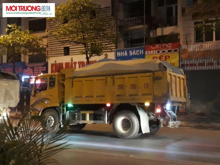 Đoàn xe “hổ vồ” hoạt động rầm rộ đường vành đai 3 Hà Nội gây ô nhiễm môi trường