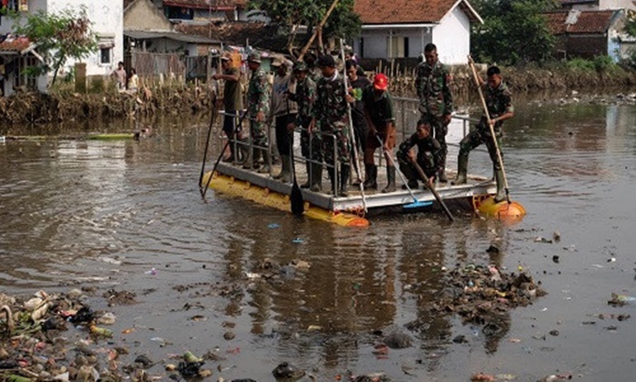 Indonesia điều động 7 nghìn binh sĩ… dọn rác trên sông ô nhiễm nhất thế giới