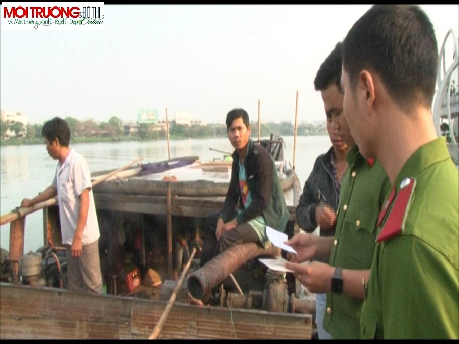 Huế: Bắt quả tang 5 chủ đò khai thác cát trái phép trên Sông Hương