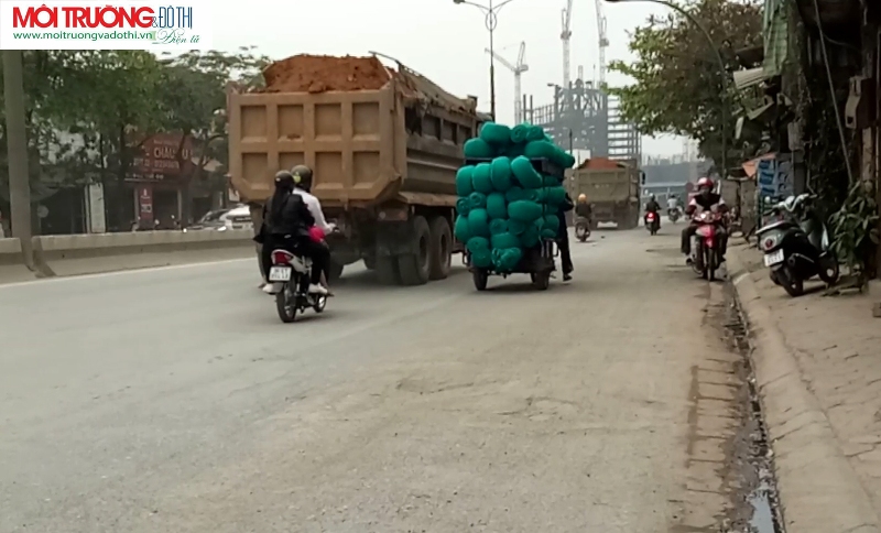 Hàng loạt xe quá tải không phủ bạt “tung hoành” trên đường Phạm Văn Đồng
