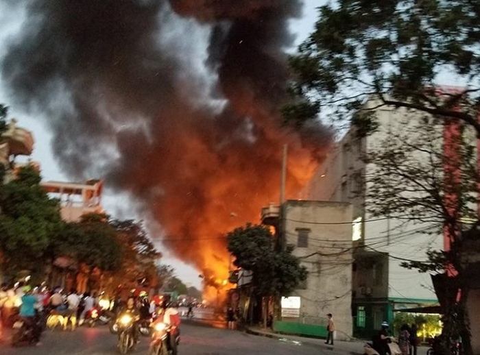Đang cháy lớn tại cây xăng trên đường Lê Thánh Tông, Hải Phòng