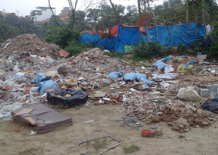 Quận Hoàng Mai: Lại nhức nhối nạn đổ trộm phế thải xây dựng