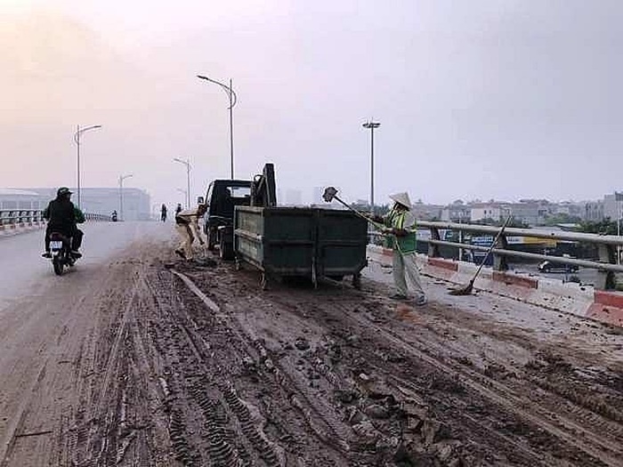 Truy tìm xe tải làm rơi nhiều tấn bùn xuống đường