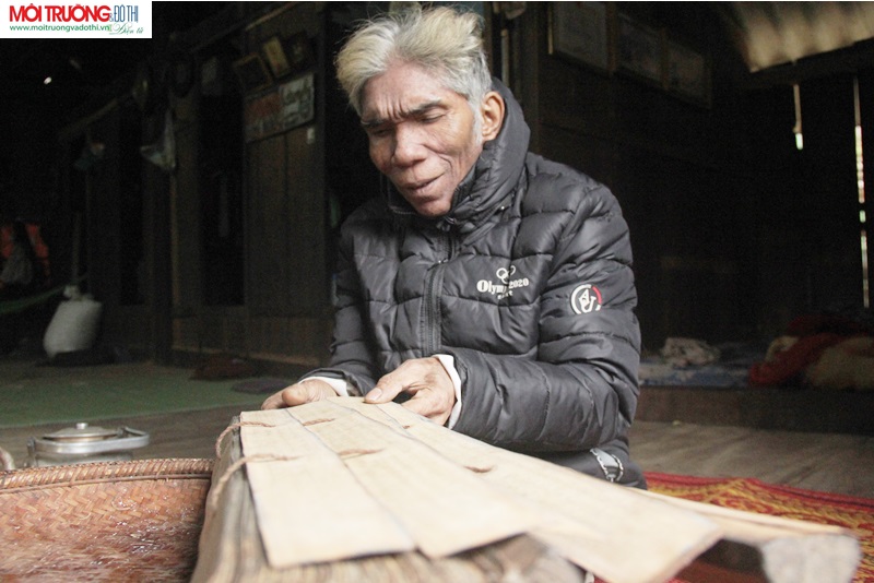 Gặp người đàn ông cất giữ bộ sách cổ hơn 400 tuổi của người Bru – Vân Kiều