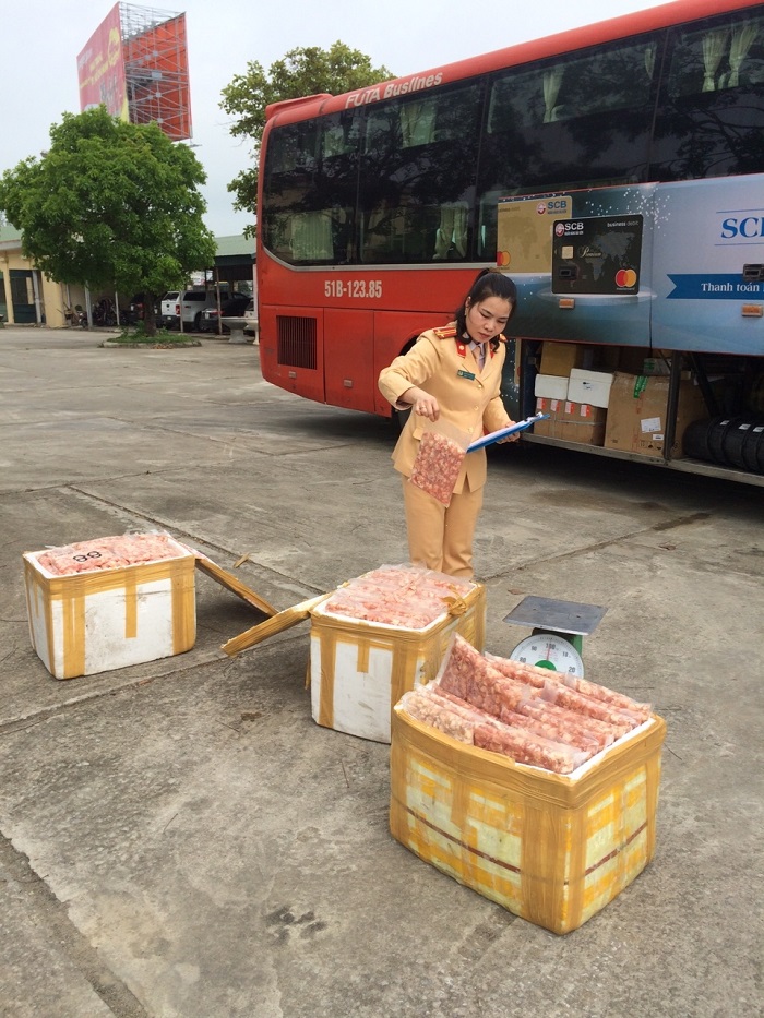 Thanh Hóa: Bắt xe khách vận chuyển 180kg thịt gà ôi thiu ra Hà Nội
