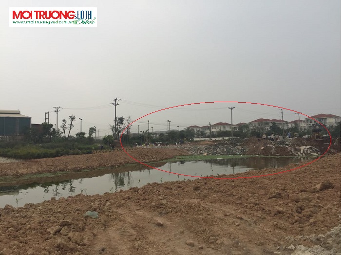 Xã An Khánh có làm ngơ cho việc san lấp đất bằng rác thải xây dựng?
