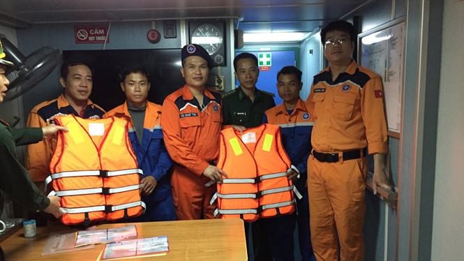 Cứu 2 ngư dân gặp nạn trên vùng biển Thái Bình