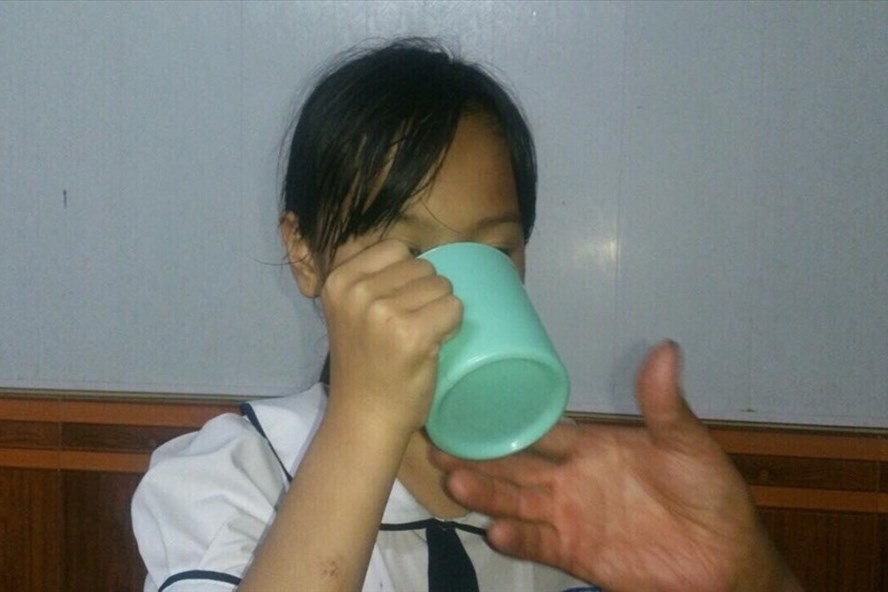 Cô giáo ép học sinh uống nước giẻ lau bảng có thể bị xử lý hình sự