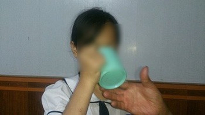 Bất ngờ với thân thế cô giáo phạt học sinh uống nước giẻ lau bảng