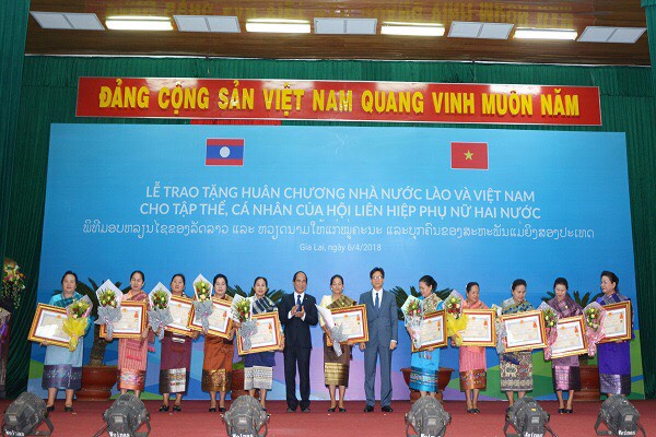 Tặng Huân chương NN Việt Nam và Lào cho tập thể cá nhân HLHPN 2 nước