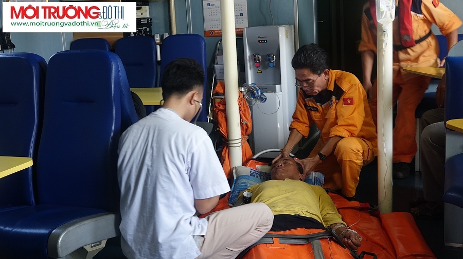 Đà Nẵng: Cứu sống ngư dân bị tai biến, nguy kịch trên biển Hoàng Sa