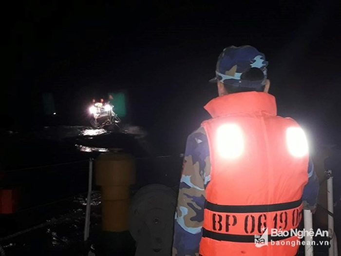 Nghệ An: Cứu hộ 7 ngư dân và tàu cá gặp nạn trên biển