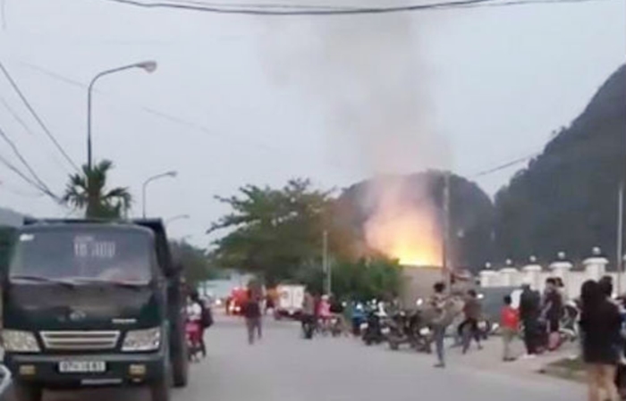 Bắc Kạn: Lửa bùng cháy dữ dội tại một nhà dân ở thôn Bản Tèng