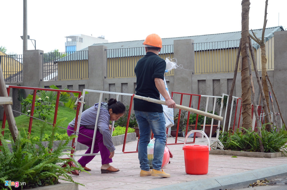 Chui luồn hàng rào ra vào khu đô thị cao cấp mới nổi ở Hà Nội