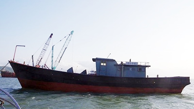 Thừa Thiên Huế: Tìm chủ nhân tàu “ma” trôi dạt trên biển Thuận An