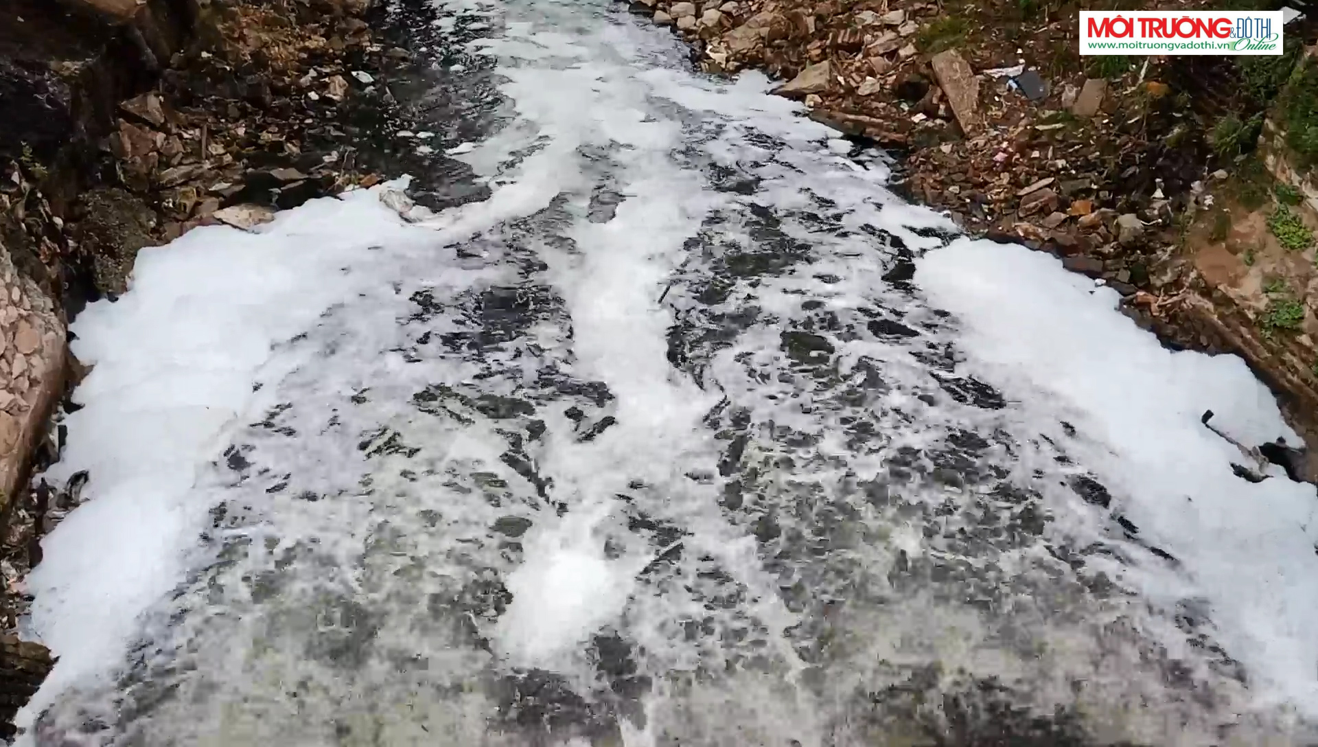 Nước thải sinh hoạt đang biến sông Cầu Đá thành 'dòng sông chết'?