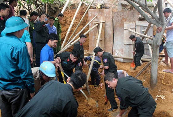 Lào Cai: Sạt lở đất trong khi xây bờ kè, 4 người bị vùi lấp