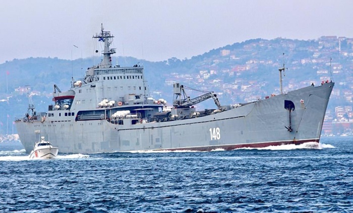 Tàu chiến Nga lừng lững chở xe bọc thép tới Syria