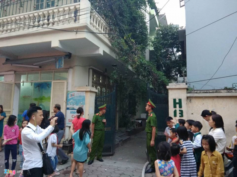 Hà Nội: Nhà tập thể 5 tầng bốc cháy sau tiếng nổ lớn
