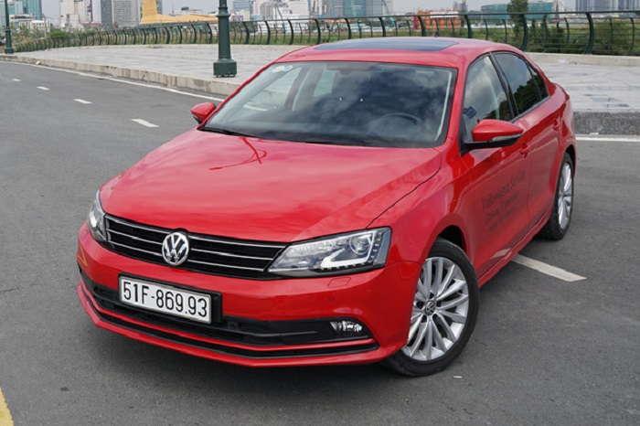 Volkswagen giảm giá sốc, cạnh tranh với Corolla Altis