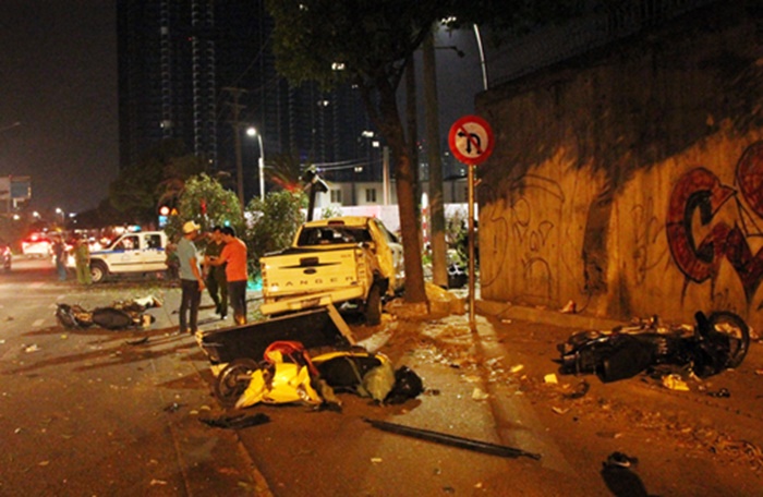 Ô tô 'điên' tông hàng loạt xe máy ở Sài Gòn, 2 người chết