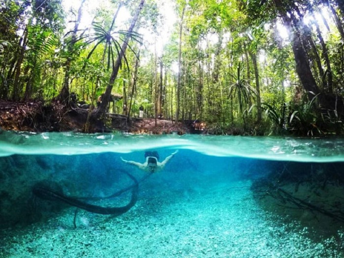 Dòng sông màu xanh ngọc lam tự nhiên ở Indonesia