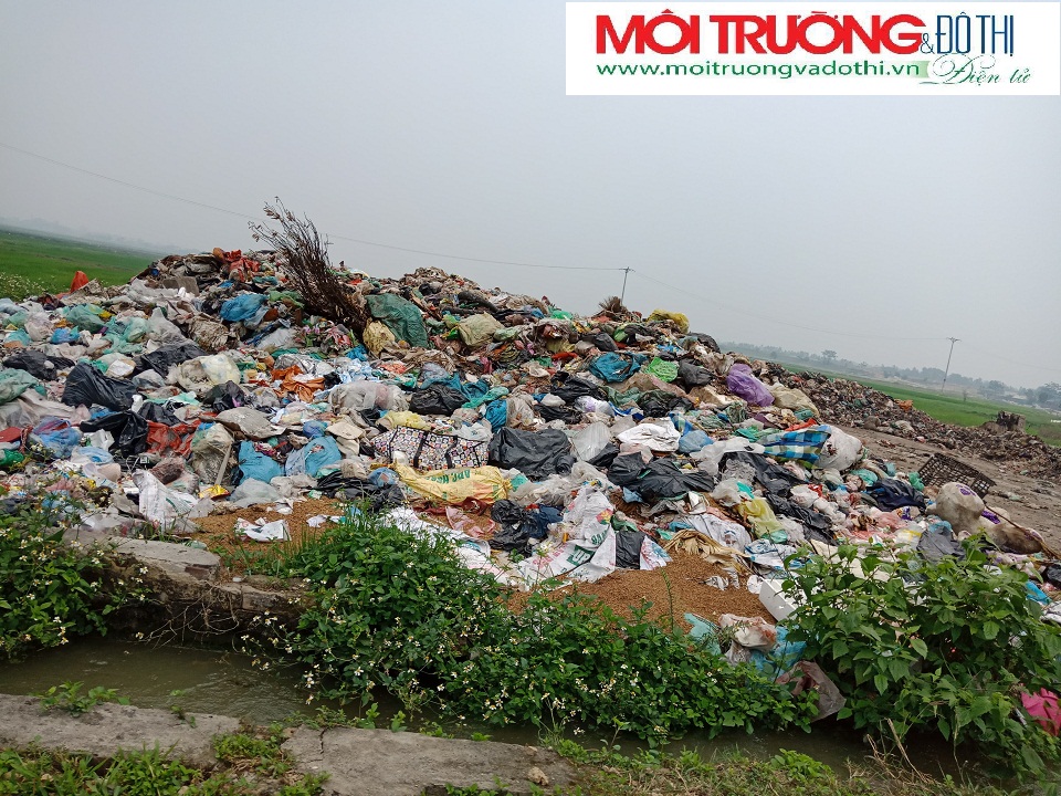 Yên Phong (Bắc Ninh): Rác thải sinh hoạt tràn lan khắp các nẻo đường