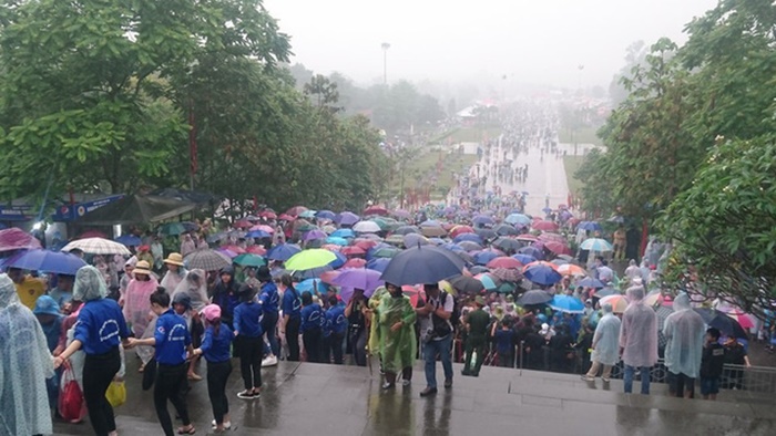 Hàng vạn người đội mưa về Đền Hùng dự quốc giỗ