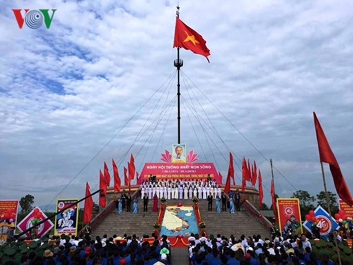 Xúc động Lễ Thượng cờ bên cầu Hiền Lương lịch sử