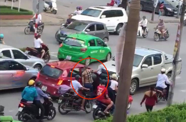 Tạm giữ tài xế xe bán tải lùi xe đâm chết cụ bà đi xe đạp ở Nghệ An