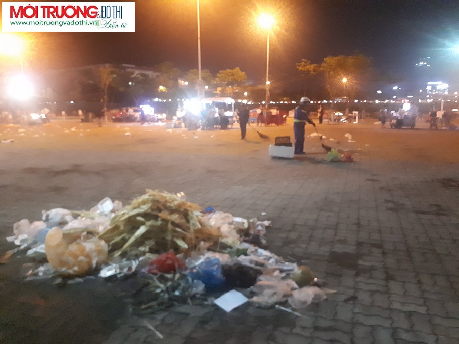 Đà Nẵng: Công nhân môi trường trắng đêm dọn rác sau Lễ hội pháo hoa