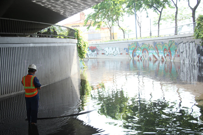 Hai hầm chui ở Sài Gòn ngập nặng sau trận mưa đầu mùa