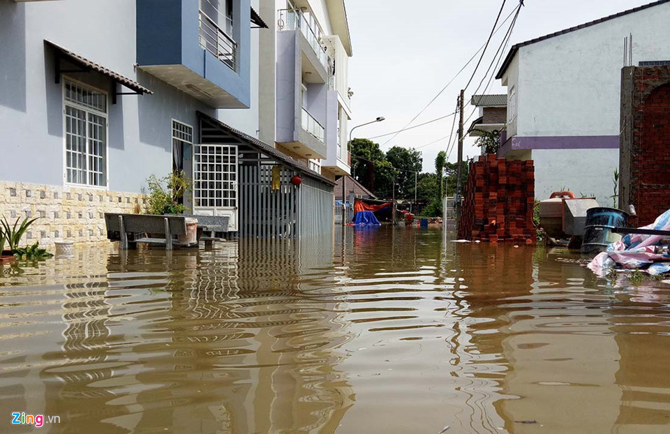 Nước bẩn tràn vào nhà, ngập cả bàn thờ sau trận mưa lớn ở Đồng Nai
