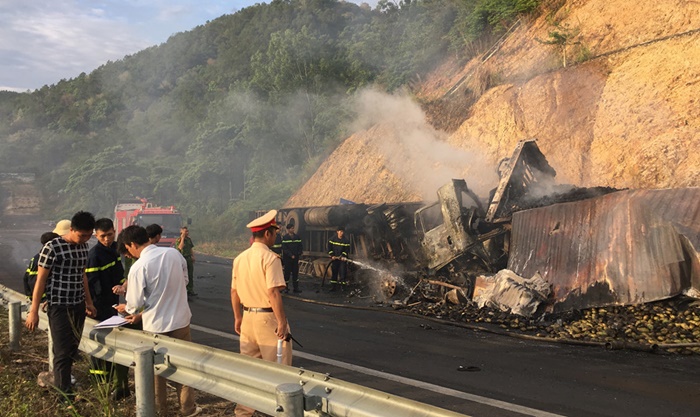 2 container đâm nhau trên đèo Mang Yang, 3 người chết cháy