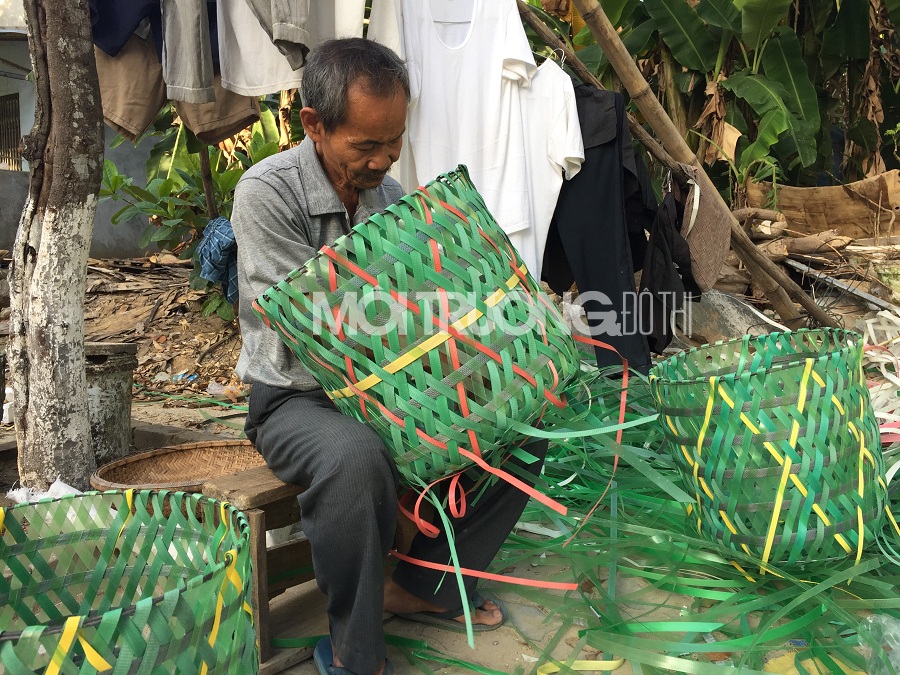 Chuyện lạ cụ ông nhặt phế liệu đan sọt rác bảo vệ môi trường