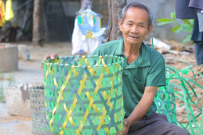 Những chiếc giỏ rác “hand made” đặc biệt của cụ ông 70 tuổi