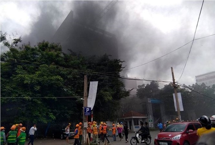 Cháy lớn công trình XD ở Bệnh viện Việt–Pháp, thiêu rụi nhiều xe máy
