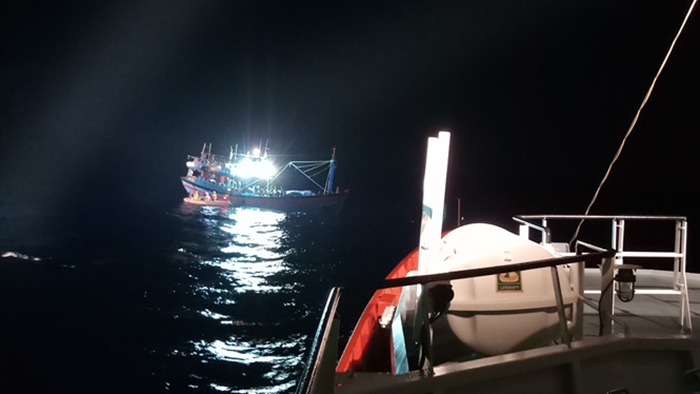Cứu 2 tàu cá và 57 ngư dân gặp nạn trên biển