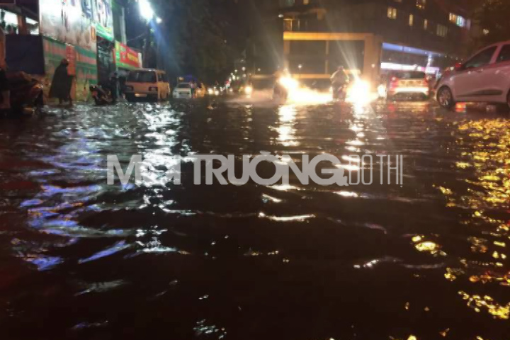 Hà Nội ngập sâu sau mưa lớn, nước tràn vào nhà dân trong đêm