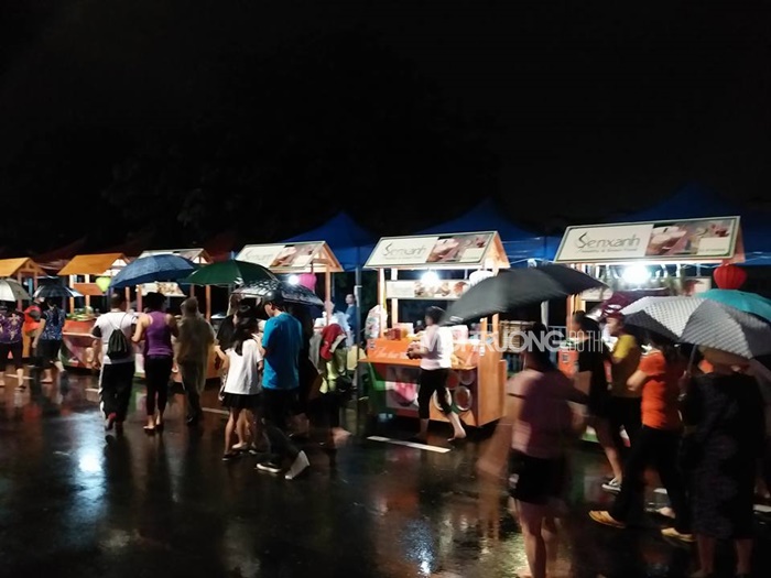 Hàng ngàn người đội mưa khai trương phố đi bộ Trịnh Công Sơn