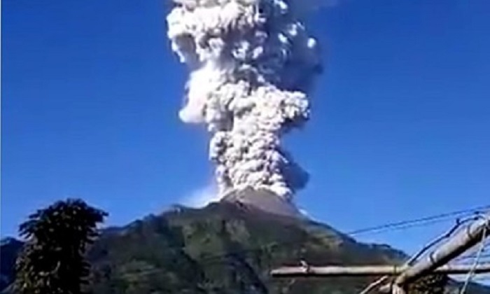 Indonesia đóng cửa sân bay, sơ tán dân vì núi lửa phun trào