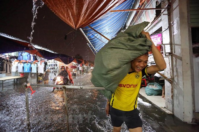 Hà Nội: Tiểu thương Chợ Xanh không kịp trở tay sau cơn mưa lớn